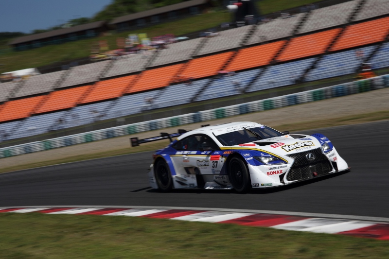 最終コーナーを立ち上がる37 (800x533)